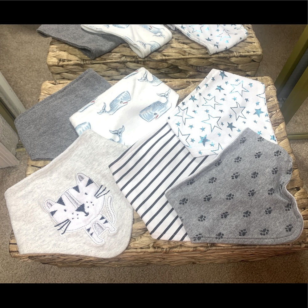 6 baby bibs. New no tag. Never used